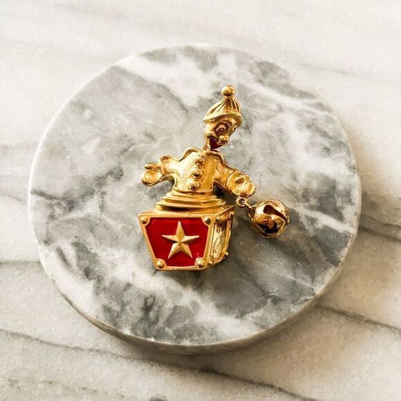 Trifari Clown Trembler Jack in the Box Brooch Pin Gold Figural Signed Vintage - Picture 2 of 5